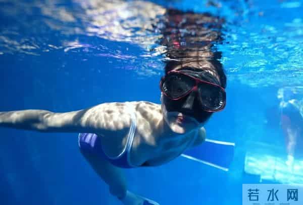 任敏潜水泳装