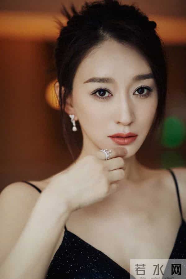 李小冉黑色吊带长裙，尽显婀娜身姿！