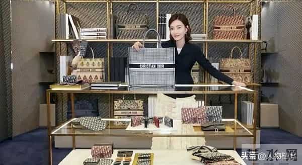 诈骗14亿，看到金条法拉利被拍卖，才懂王丽坤夫妇的生活有多奢靡