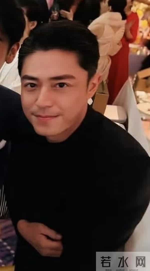 林心如霍建华参加许玮甯婚礼，晒合照颜值优越，老干部越来越开朗