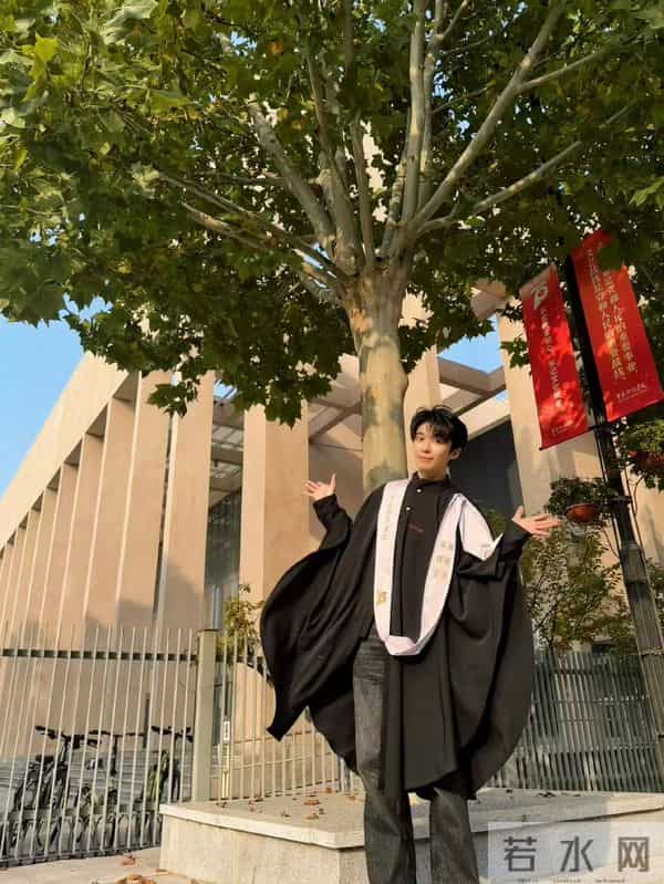 佟丽娅回母校！晒美照庆中戏75周年，依然是校花站C位，靳东也在