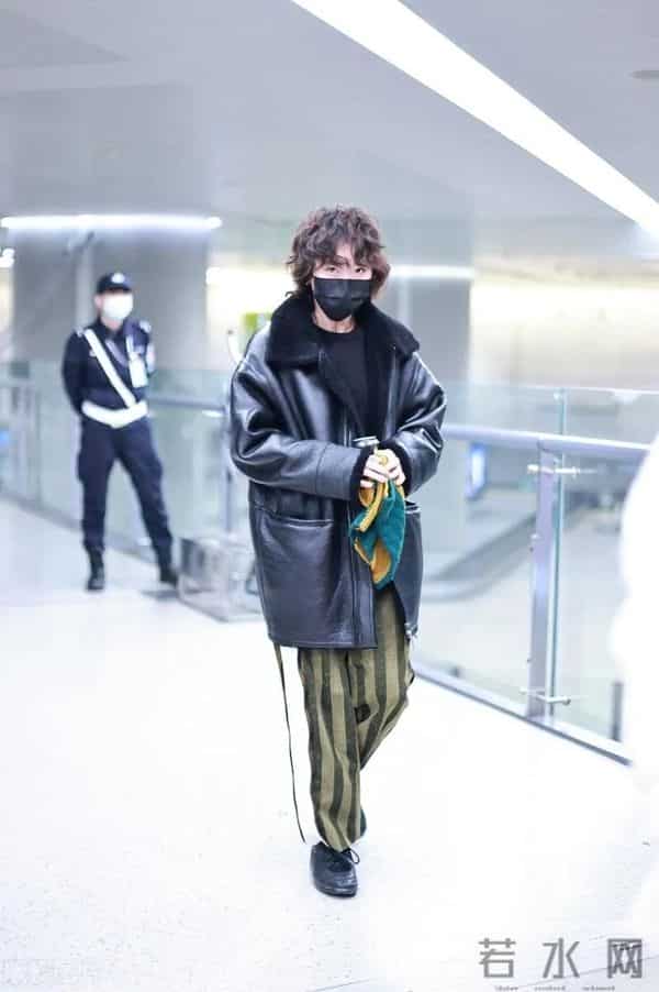 窦靖童穿皮毛外套烫卷发！个性潇洒，气质越来越像王菲