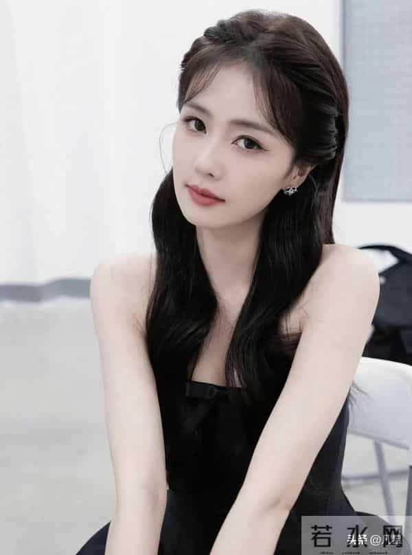 白鹿，身穿黑色抹胸短裙，俏皮可爱