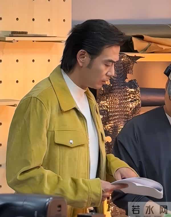 42岁杨烁断崖衰老，生图下脸黑皮松肉垮，走路弯腰驼背没霸总气场