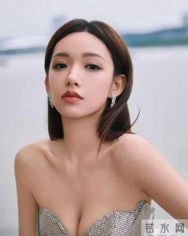 程潇抹胸礼服写真，身材太好了