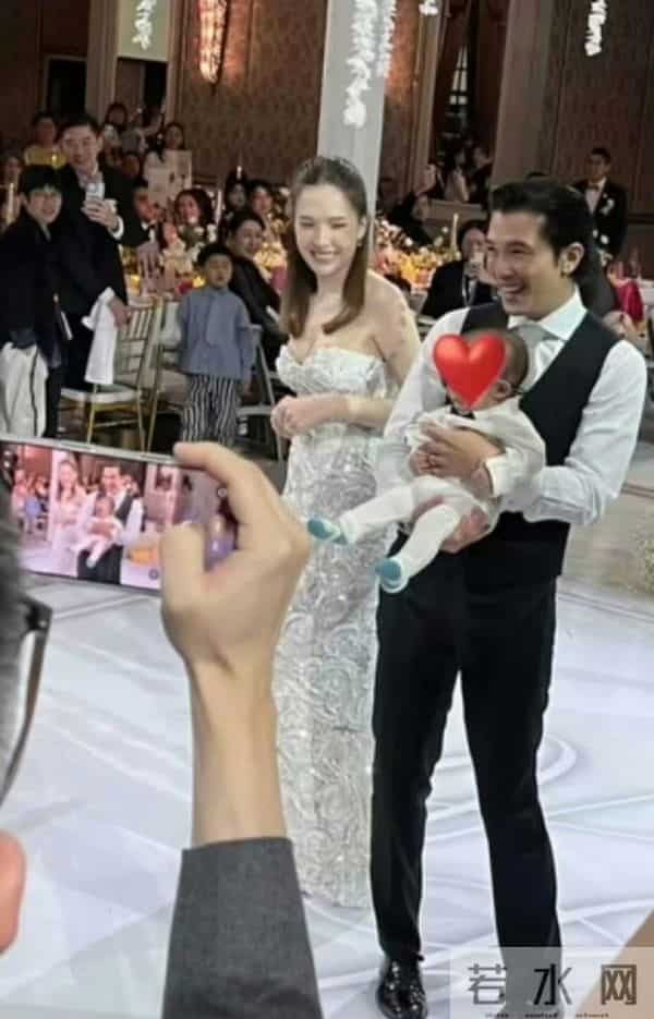 邱泽许玮甯儿子在婚礼上露面，小家伙也是亲自参加了爸妈婚礼