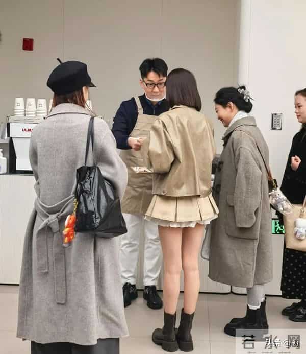 36岁颖儿现身上海，穿着小短裙，露出两条美腿，身材看起来真苗条