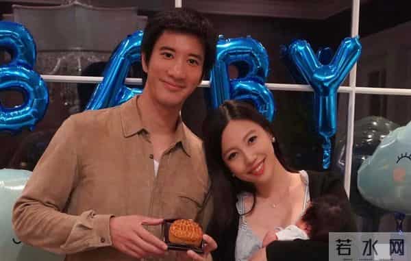 李靓蕾参加邱泽许玮甯婚礼，久违亮相打扮火辣，被吐槽面相都变了