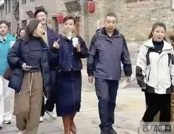 46岁主持人张蕾逛街，相貌出众，真人比电视上的好看