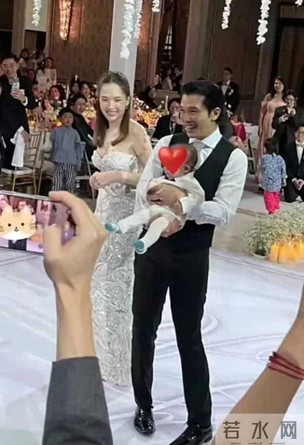 邱泽许玮甯补办婚礼，儿子亮相 长腿随爸妈，下巴和爸爸一个模子