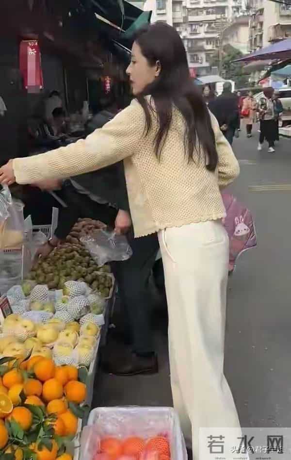49岁曾黎在菜市场买地瓜她打扮中性 皮肤又白又嫩拿着地瓜连连夸赞