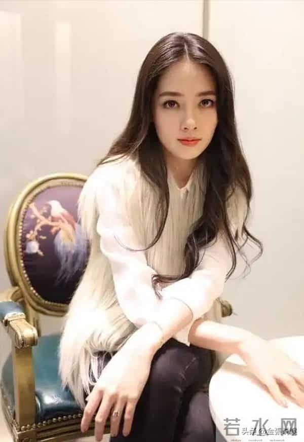 郭碧婷三亚走秀，双目无神被张予曦抢风头，曾曝女儿被同学孤立