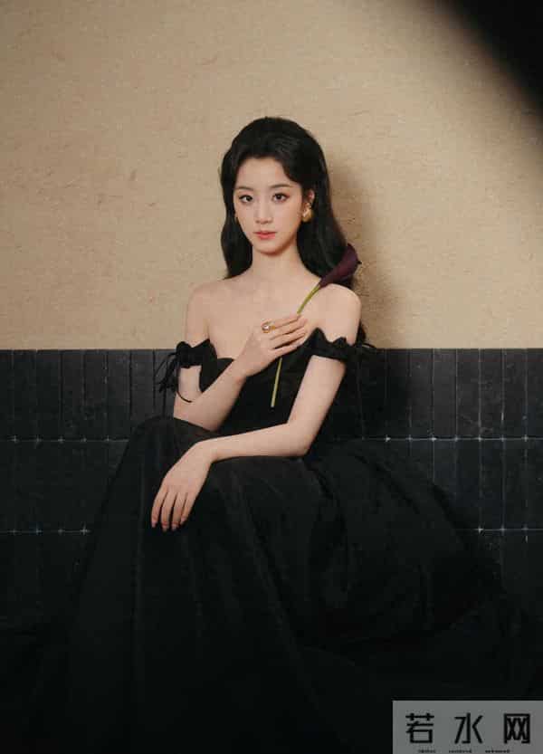 女明星，王小亿 黑色抹胸长裙衬得雪白香肩，很难不心动