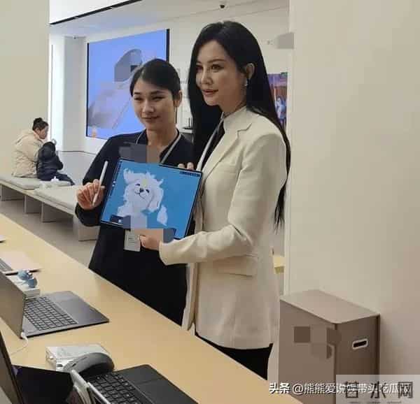 56岁陶红在北京被偶遇，她身材高挑，打扮时尚，看起来像40多女人