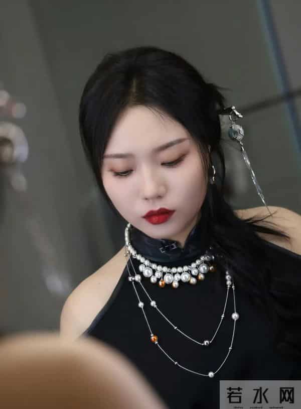 穿露肩旗袍的李雪琴，竟然被网友热议！