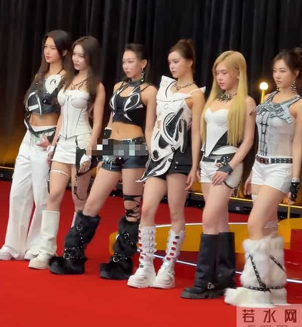 厦门红毯“见光死”，宋轶副乳尴尬，高圆圆皮松肉垮，王丽坤脸胖