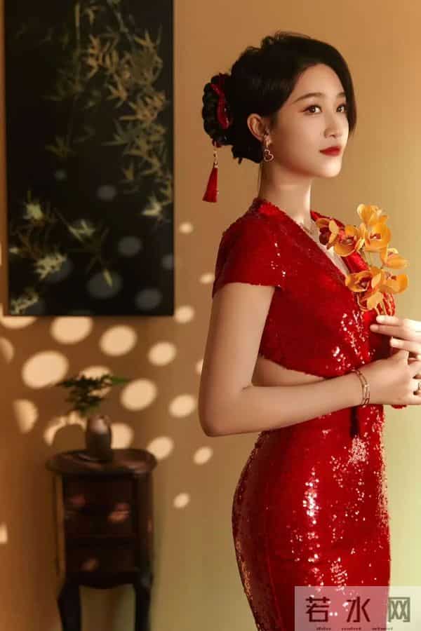 蓝盈莹｜红裙露背装杀疯了！中式氛围感美到失语