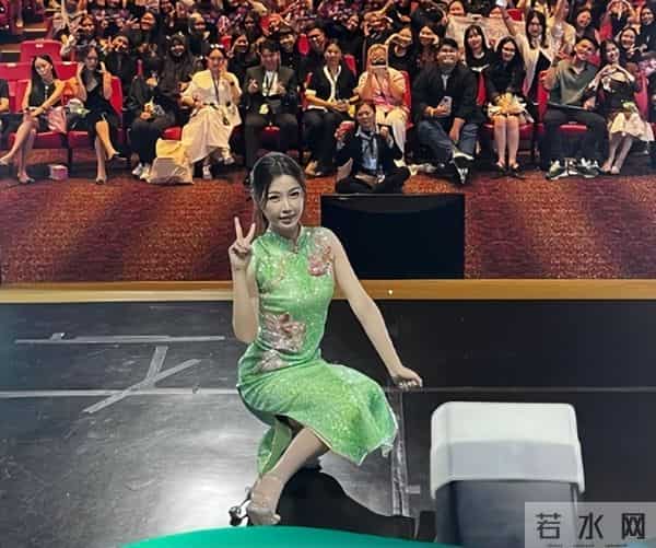 同样是奔三的女星，宋轶深夜素颜白到发光，虞书欣盛装出席被喷丑