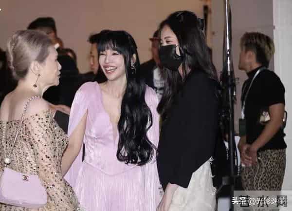 许玮甯婚礼上，李靓蕾穿粉裙成焦点，林心如红衣被骂不重视场合