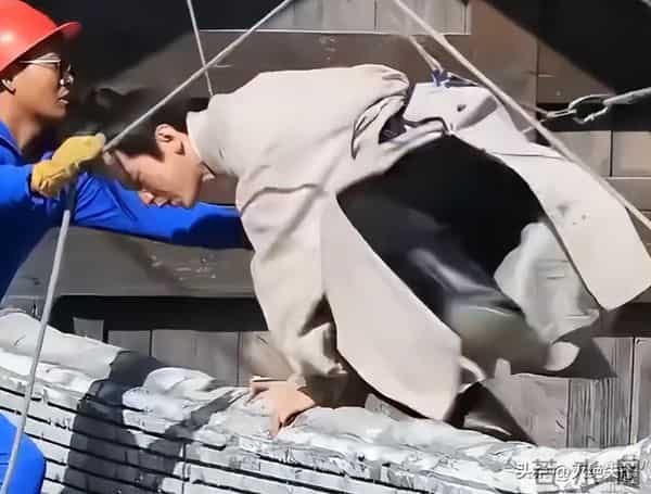 风向变了！35岁成毅拍戏受伤，深夜回应报平安，央媒发文为其撑腰