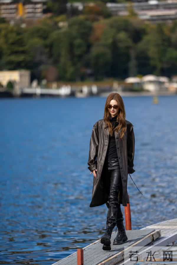 金晨今日份营业美照，一身衣皮长筒靴穿搭，又酷又美