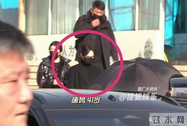 葬礼五天后唐嫣复工，法令纹凹陷状态憔悴，脸肿成发面馒头不敢认