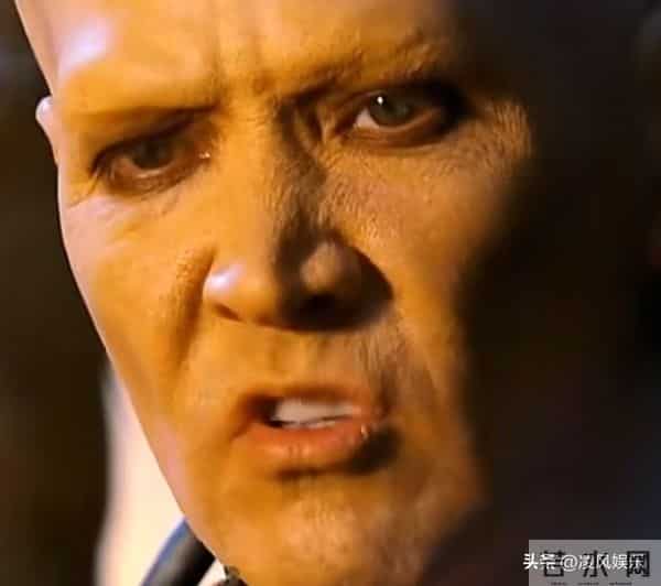 64岁费翔独居英国，房子自带超大花园，母亲去世后养猫为伴不孤单