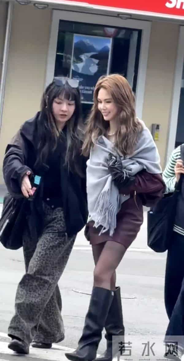 昆凌短裙黑丝袜长皮靴新西兰拍摄，近距离看真美！