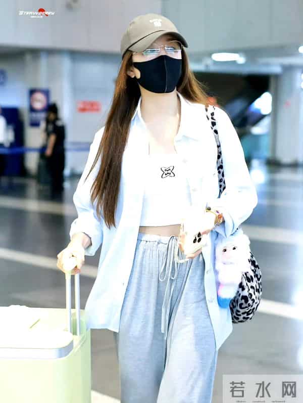 陈梦机场变秀场！穿麂皮夹克配蕾丝围帘喇叭裤，酷飒温柔切换自如