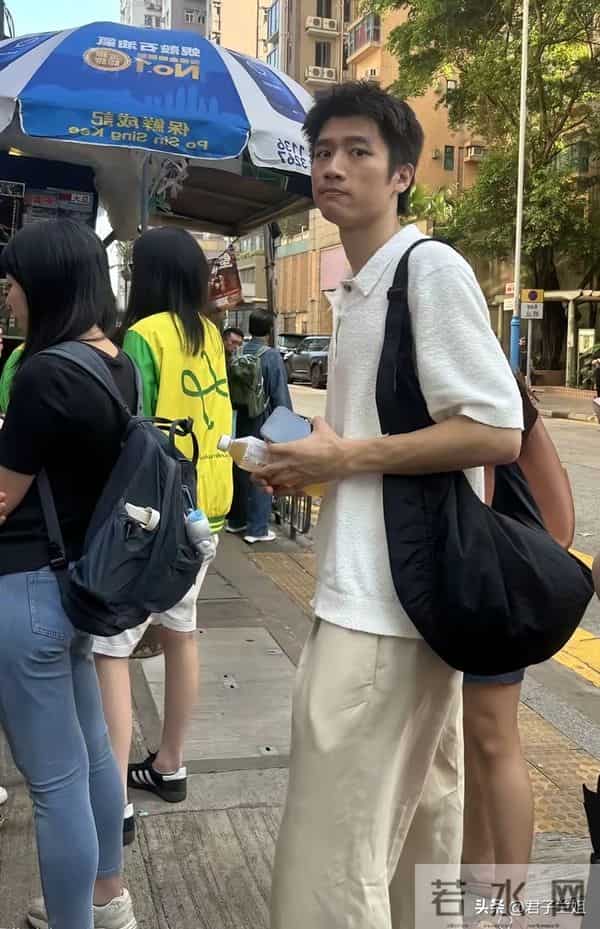 香港遇见这位男神，真的又高又瘦又帅。大家知道他是谁了吗？