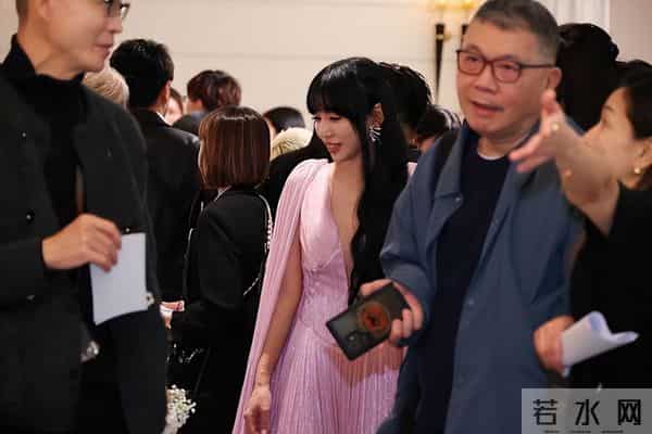 李靓蕾参加许玮甯婚礼,深V长裙抢风头,笑起来嘴很大被嘲讽