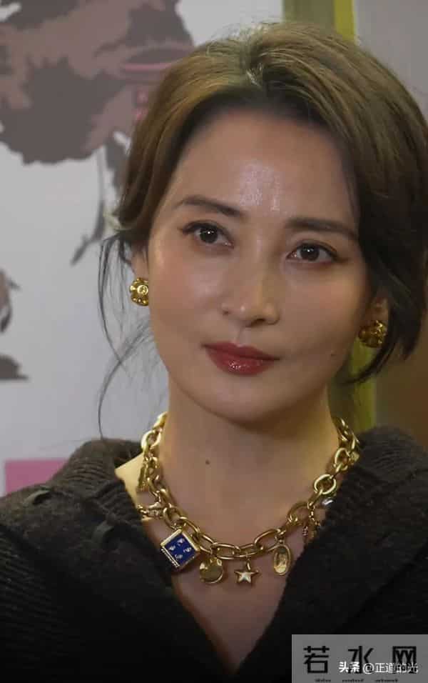 50岁蒋勤勤油光满面 皮肤粗糙 毛孔粗大 腚大肩宽显魁梧 另类一裤两穿