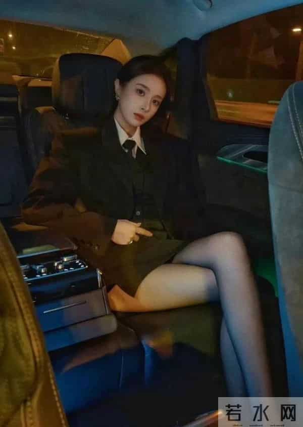 隆妮，白色衬衫黑色西装，黑色丝袜太诱人了