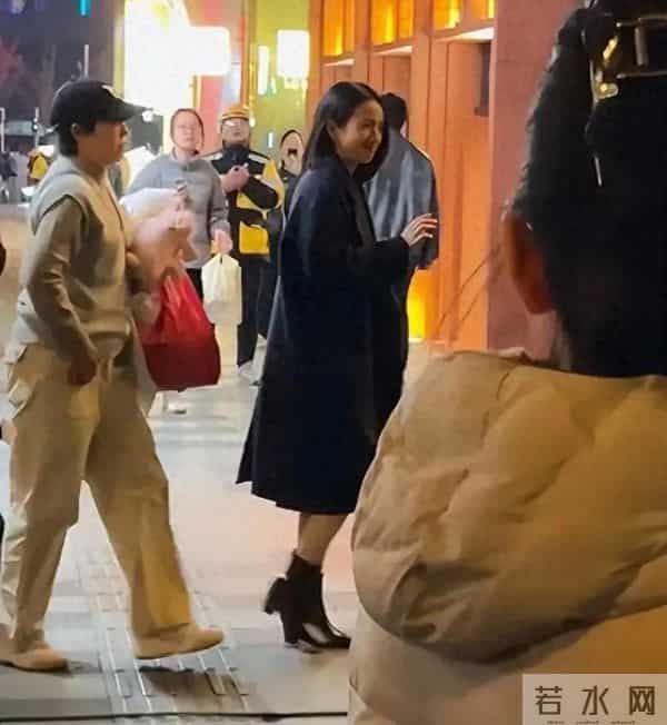 43岁林依晨武汉被偶遇，鼻大唇厚一脸男相，自曝20岁就开始写遗书