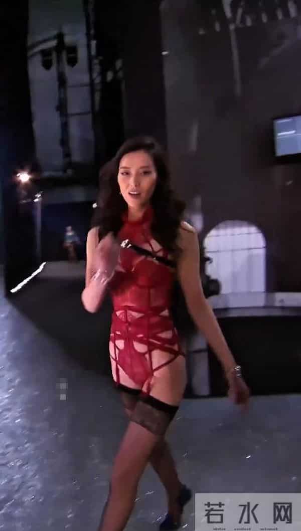 刘雯现身北京活动，深V衬衫配雨靴，扁胸扁屁股好抢眼