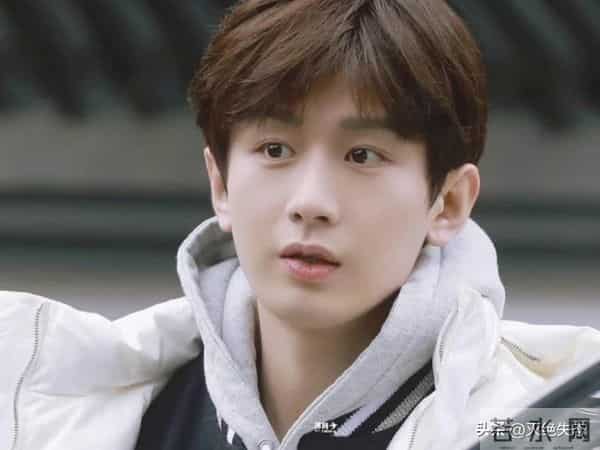 风向变了！35岁成毅拍戏受伤，深夜回应报平安，央媒发文为其撑腰