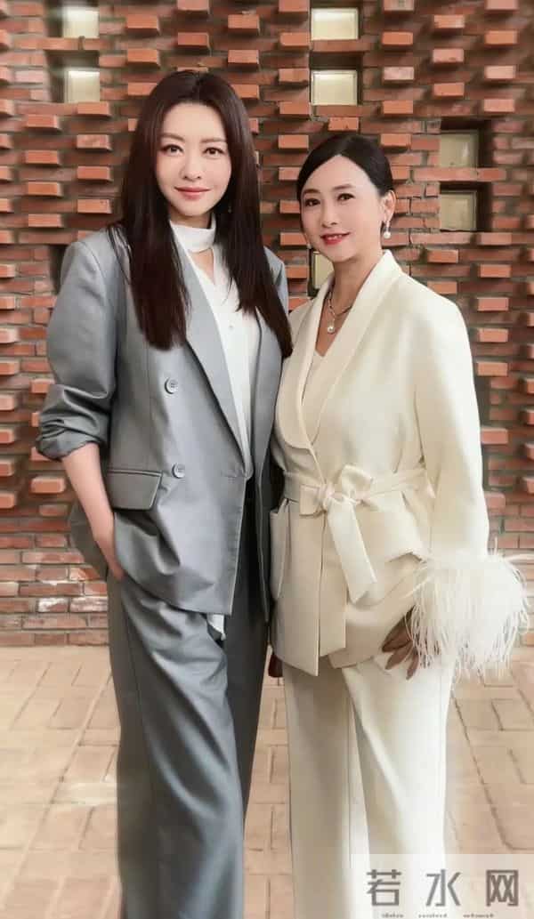 45岁熊黛林与57岁翁虹同框！穿西服套装干练有气场，两人都好美