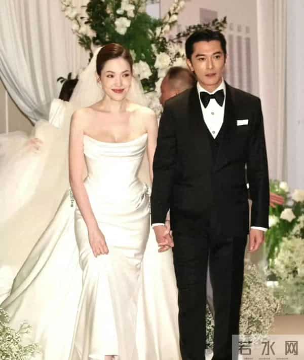 李靓蕾参加邱泽许玮甯婚礼，久违亮相打扮火辣，被吐槽面相都变了