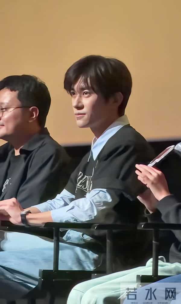 易烊千玺抬头的那一瞬间，好像看到了星爷的影子，一样的孤独感