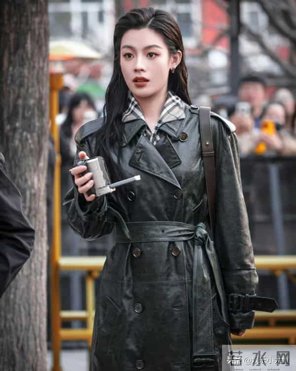 陈丽君现身精品店开幕活动，皮衣配湿发背头，刚柔并济的气质好美