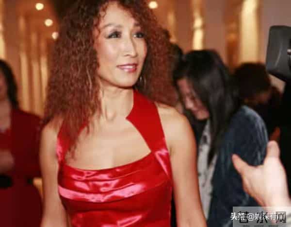 她嫁给了英国老公，选择在西班牙定居，没想到68岁瘦到快脱相