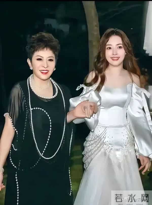 郭碧婷三亚走秀，双目无神被张予曦抢风头，曾曝女儿被同学孤立