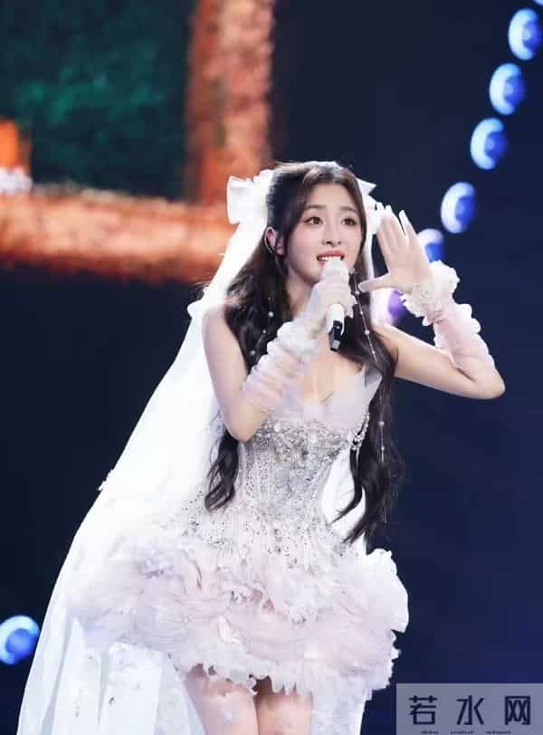 36岁张含韵熊猫基地路透！甜妹感拉满，比20年前还嫩？