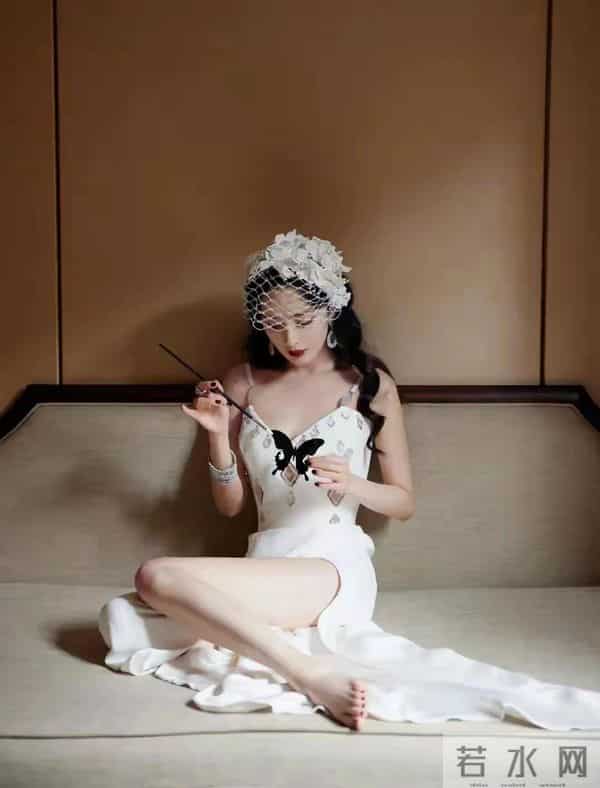 杨幂这种紧身皮裤你爱了吗？