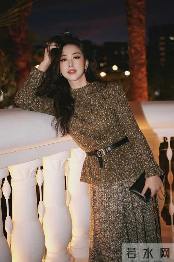 朱珠的“秋日贵气风”太美了，金棕针织配黑腰带，贵气到挪不开眼