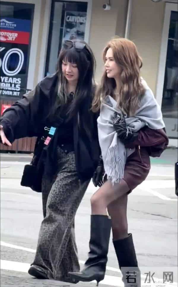 昆凌短裙黑丝袜长皮靴新西兰拍摄，近距离看真美！