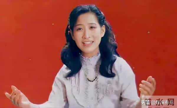 她嫁给了英国老公，选择在西班牙定居，没想到68岁瘦到快脱相