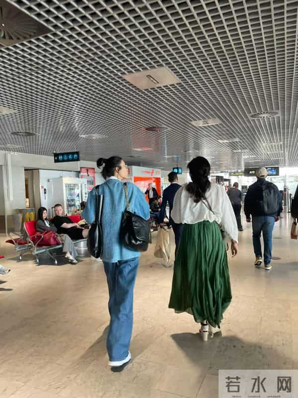 刘雯现身北京活动，深V衬衫配雨靴，扁胸扁屁股好抢眼