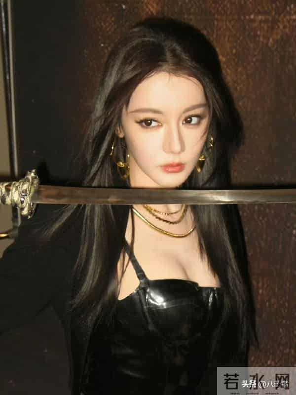 热巴这身材简直是极品，又美又飒，眼神又是那种清冷厌世型！