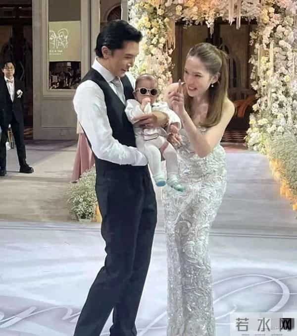 邱泽许玮甯3个月儿子正脸曝光，腿长惊人 目测能长到1米8